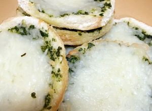 صورة لوصفة خبز بالثوم والجبن لذيذ