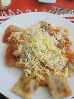 Una foto de Ravioles caseros de Carne con Salsa Roja