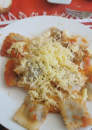 Una foto de Ravioles caseros de Carne con Salsa Roja