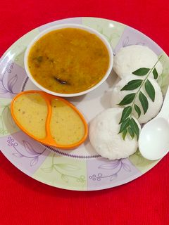 ઈડલી સંભાર (Idli Sambhar Recipe In Gujarati) રેસીપી મુખ્ય ફોટો