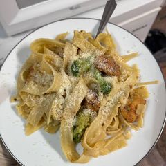 A picture of Chicken Broccoli Fettuccine with Garlic Sauce.
