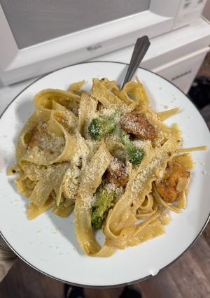 A picture of Chicken Broccoli Fettuccine with Garlic Sauce.
