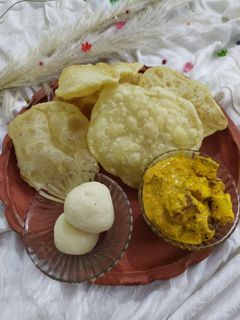 লুচি ও দুধ পনির। (Luchi o Dudh Paneer recipe in Bengali) রেসিপির প্রধান ছবি