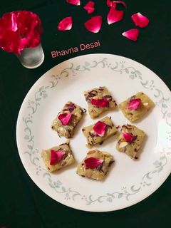 ગુલાબ પાક (Gulab Paak Recipe In Gujarati) રેસીપી મુખ્ય ફોટો