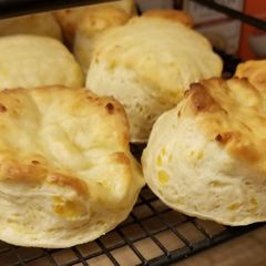 A picture of Leah's Cheddar, Garlic, Buttermilk Biscuit adapted from Good Hou.