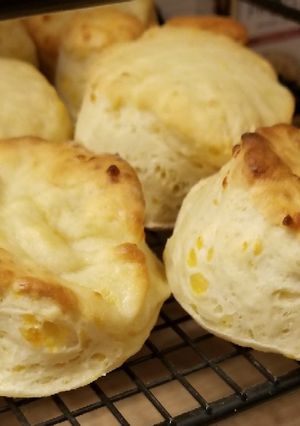 A picture of Leah's Cheddar, Garlic, Buttermilk Biscuit adapted from Good Hou.