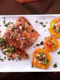 Una foto de Mero a la plancha con pico de gallo y tostones.