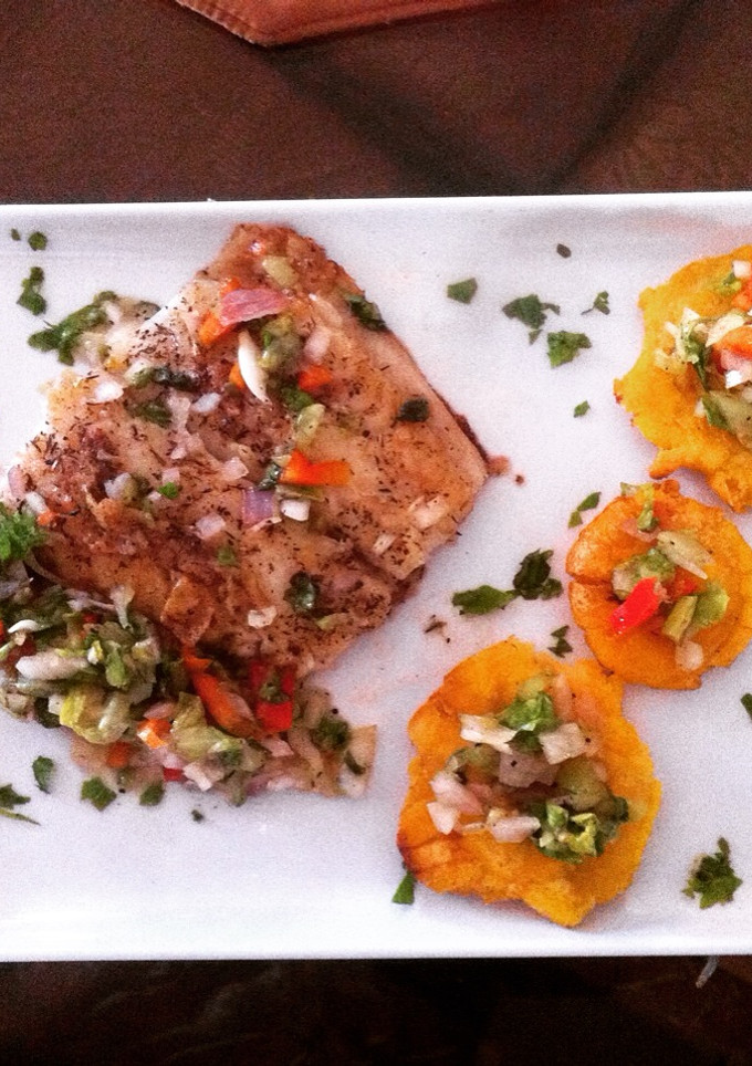 Una foto de Mero a la plancha con pico de gallo y tostones.