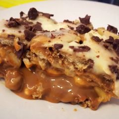 A picture of "Delicia" cake: with cookies, caramel, cream and banana! Argentina cake.