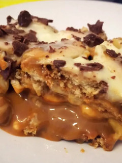 A picture of "Delicia" cake: with cookies, caramel, cream and banana! Argentina cake.