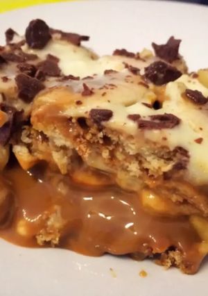 A picture of "Delicia" cake: with cookies, caramel, cream and banana! Argentina cake.