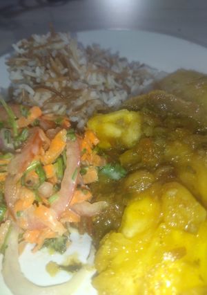 Una foto de Carne guisada y ensalada
