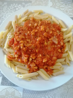 Una foto de 287. Macarrones en salsa de tomate y soja texturizada