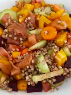 Una foto de Ensalada de trigo sarraceno con salmón