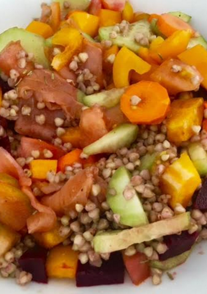 Una foto de Ensalada de trigo sarraceno con salmón