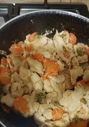 Una foto de Pollo con verduras fácil