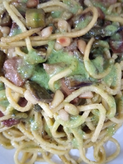 Una foto de Spaghetti con espárragos trigueros y presa ibérica con pesto suave