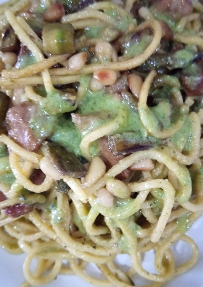 Una foto de Spaghetti con espárragos trigueros y presa ibérica con pesto suave