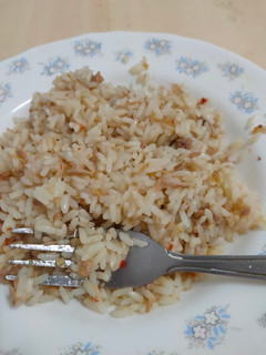 Una foto de Arroz frito con atún ajo y guindilla