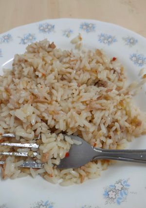 Una foto de Arroz frito con atún ajo y guindilla