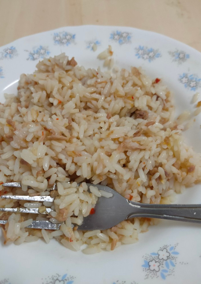 Una foto de Arroz frito con atún ajo y guindilla