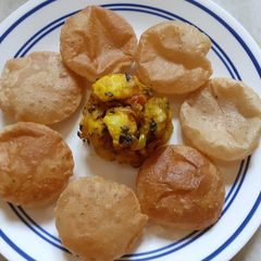 A picture of Kasoori Methi Aloo With Puri.