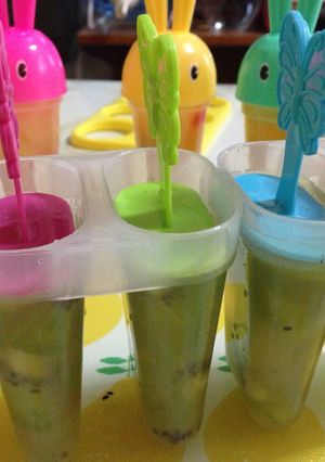 Una foto de Paletas heladas de frutas 🌈🌈🌈☀️☀️☀️🥝🍍🍐🍏🍋🍒