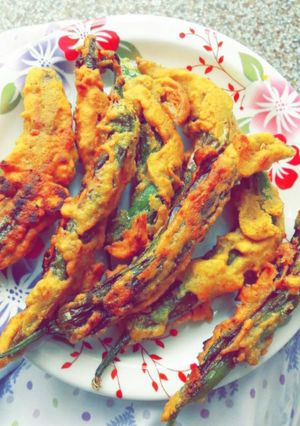 A picture of Mirchi ke pakorey/Fritters🌶.