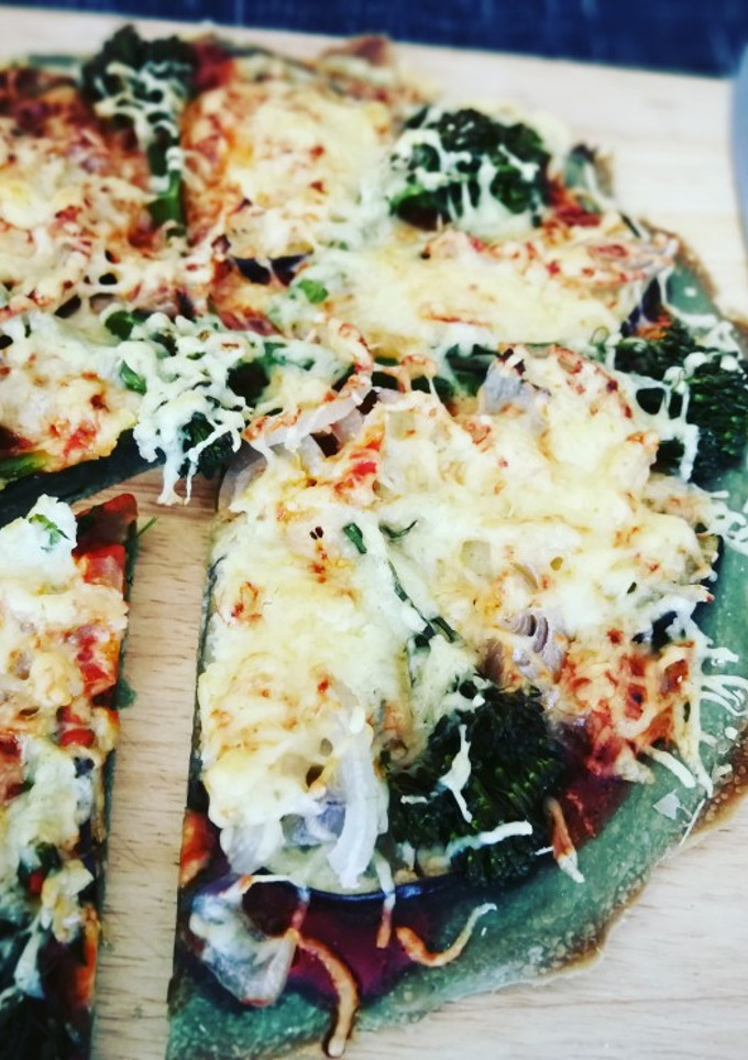 Una foto de Pizza con bimi y berenjena