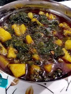 પાલક બટાકા ની ભાજી (Palak Bataka Bhaji Recipe In Gujarati) રેસીપી મુખ્ય ફોટો