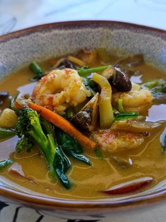 Una foto de Gambas langostineras al curry rojo