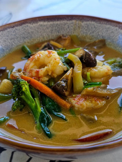 Una foto de Gambas langostineras al curry rojo
