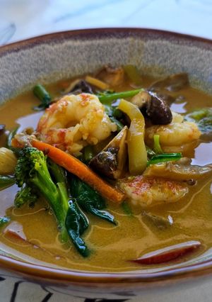 Una foto de Gambas langostineras al curry rojo