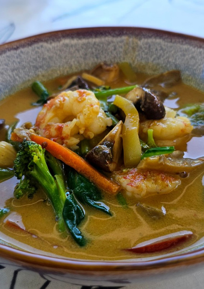 Una foto de Gambas langostineras al curry rojo