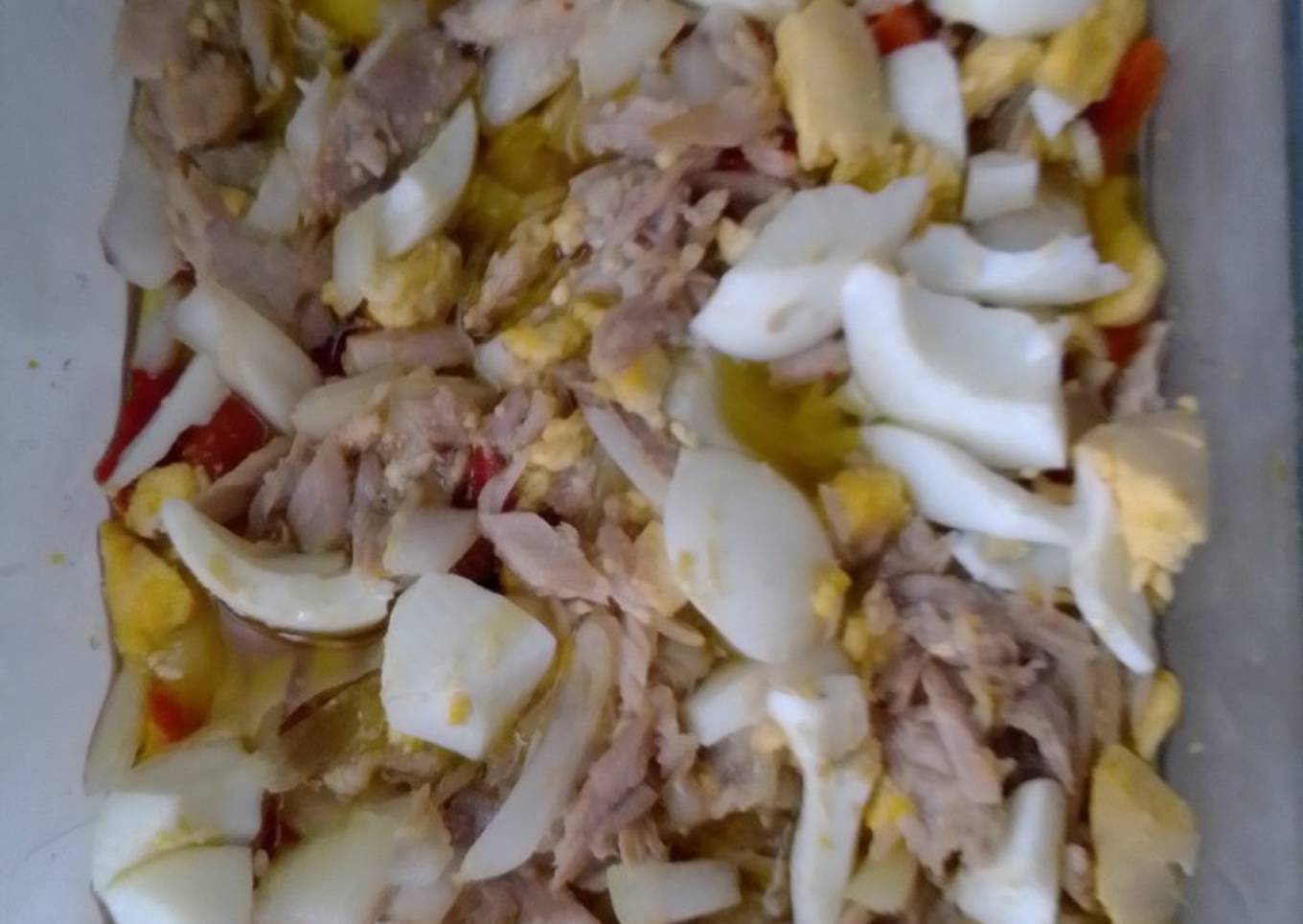 Ensalada de pimientos asados con atún y huevos cocidos