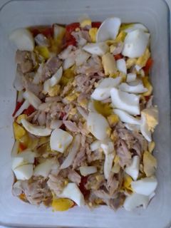 Una foto de Ensalada de pimientos asados con atún y huevos cocidos