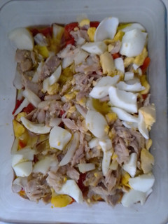 Una foto de Ensalada de pimientos asados con atún y huevos cocidos