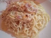 Una foto de spaghetti con pollo y crema de leche