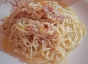 Una foto de Pasta con pollo y tocineta