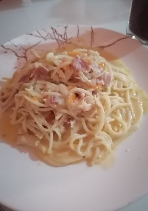 Una foto de Pasta con pollo y tocineta
