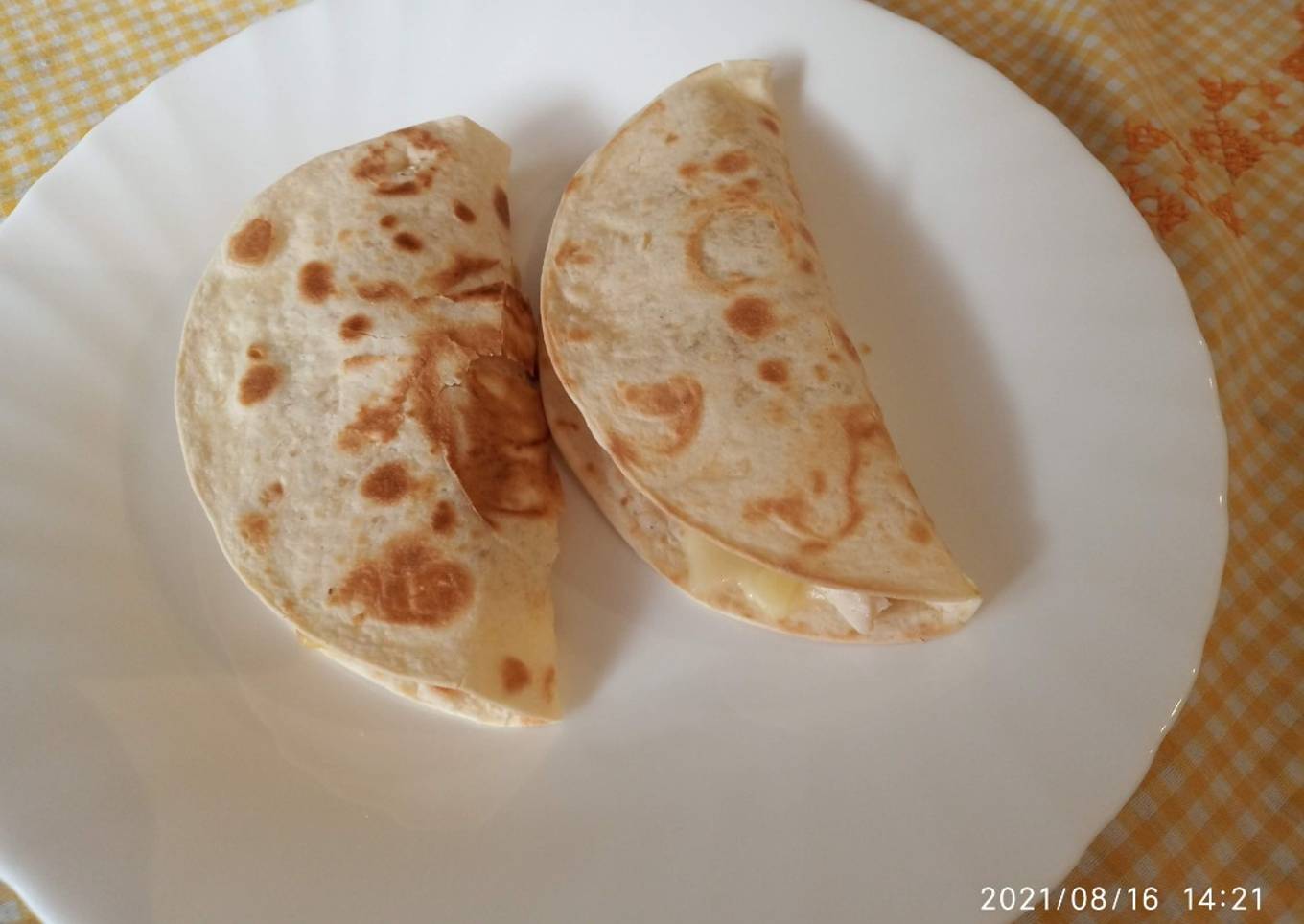 Quesadillas de pollo con cebolla caramelizada y queso