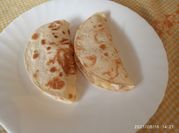 Una foto de pollo con cebolla caramelizada