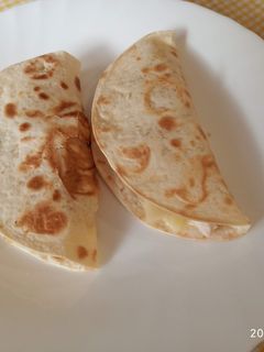 Una foto de Quesadillas de pollo con cebolla caramelizada y queso