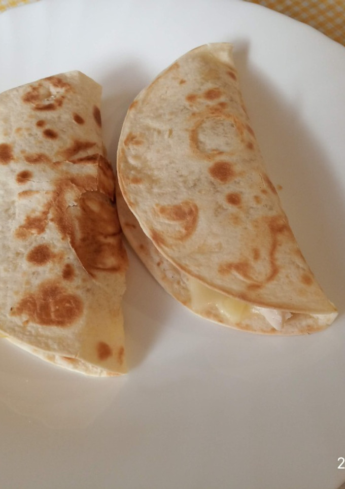 Una foto de Quesadillas de pollo con cebolla caramelizada y queso