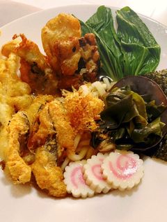 รูปของ อุด้งเทมเปกรอบทูโทน (น้ำดำ) Two-tone crispy udon tempeh