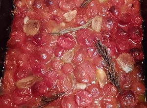 Una foto de Tomates Cherry  veganos confitados en conserva (🌱)