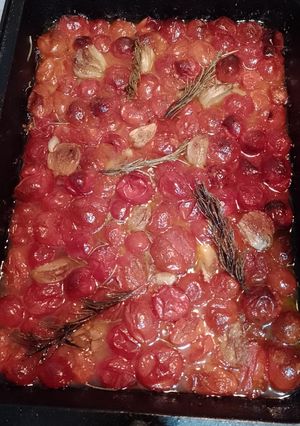 Una foto de Tomates Cherry  veganos confitados en conserva (🌱)