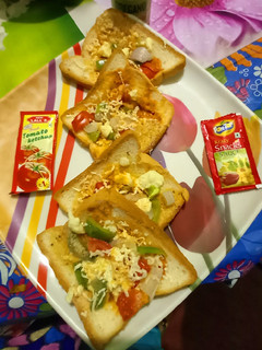 ब्रेड वेज़ पिज़्ज़ा(bread veg pizza recipe in hindi) रेसिपी मुख्य फोटो
