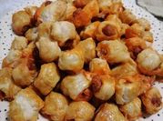 Una foto de croissants salados