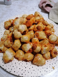 Una foto de Mini croissant de hojaldre relleno de chistorra (Airfryer)